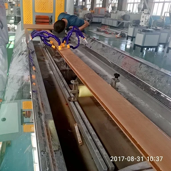 Переработанный полипропилен ПЭ пластик и Древесина WPC террасный Профиль Экструдер машина под ключ завод производитель заводская