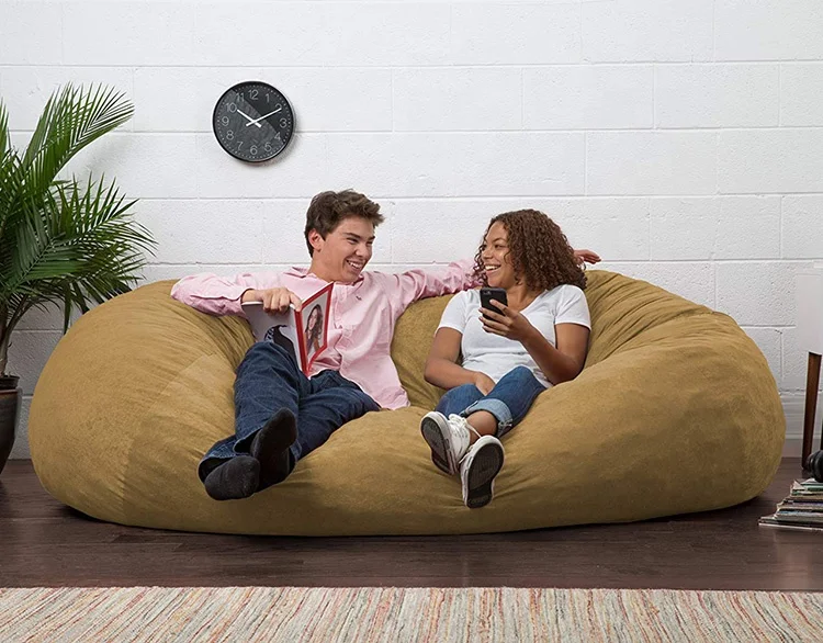 Кресло мешок в интерьере. Кресло подушка lovesac. Интерьер дома бинбег. Гигантская подушка кровать lovesac.