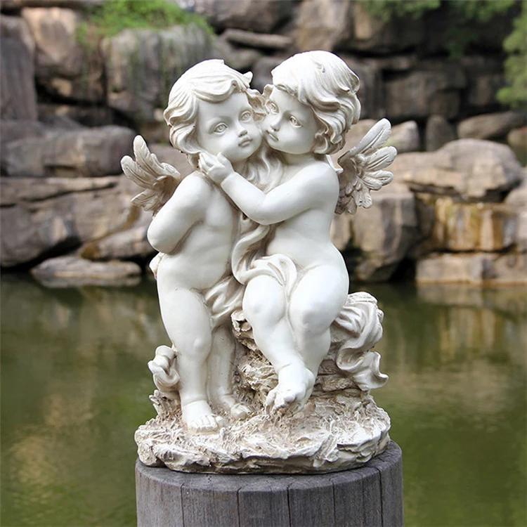 装飾のための花と石の裸の子供天使像白い大理石の小さな男の子の天使