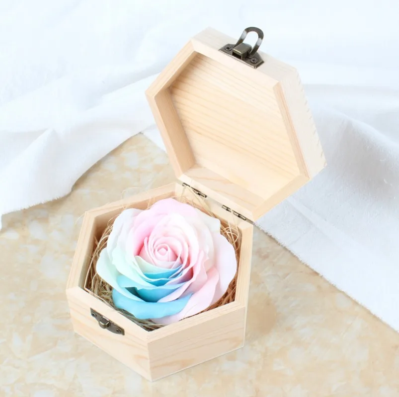 Mùi hương nhẹ nhàng của hoa, màu sắc rực rỡ của xà phòng nhân tạo đầy hoa hộp gỗ xà phòng hoa hồng sáng sẽ khiến cho cảm giác thư giãn và thơm mát tột độ. Hãy xem hình ảnh xà phòng hoa hồng này, bạn sẽ ngạc nhiên với sự đa dạng của màu sắc, hoa văn và thiết kế hình hộp gỗ đẹp mắt.