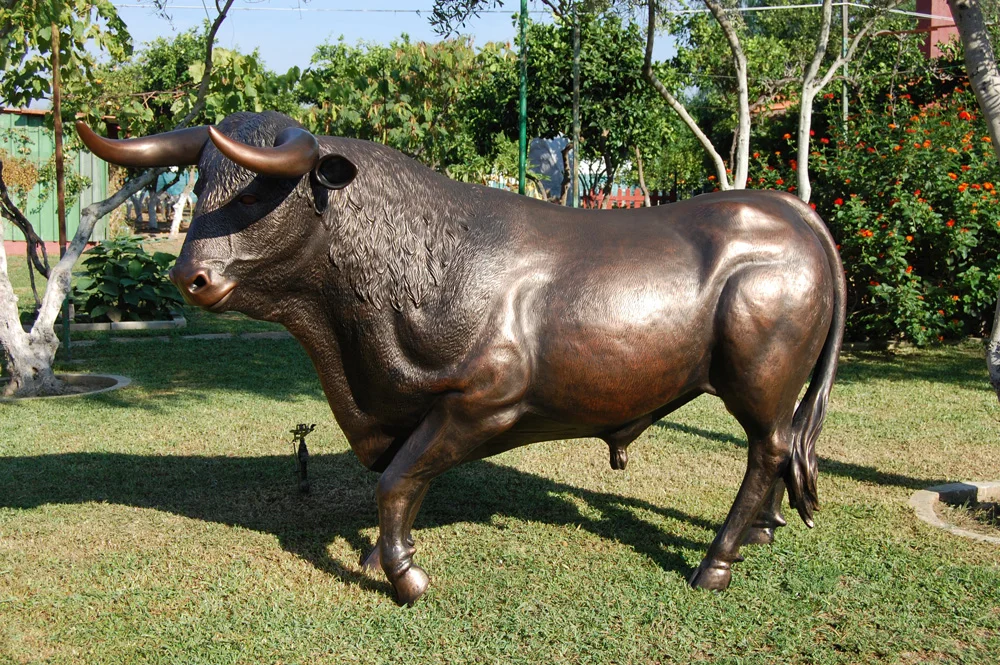 Декоративная статуэтка из стекловолокна в натуральную