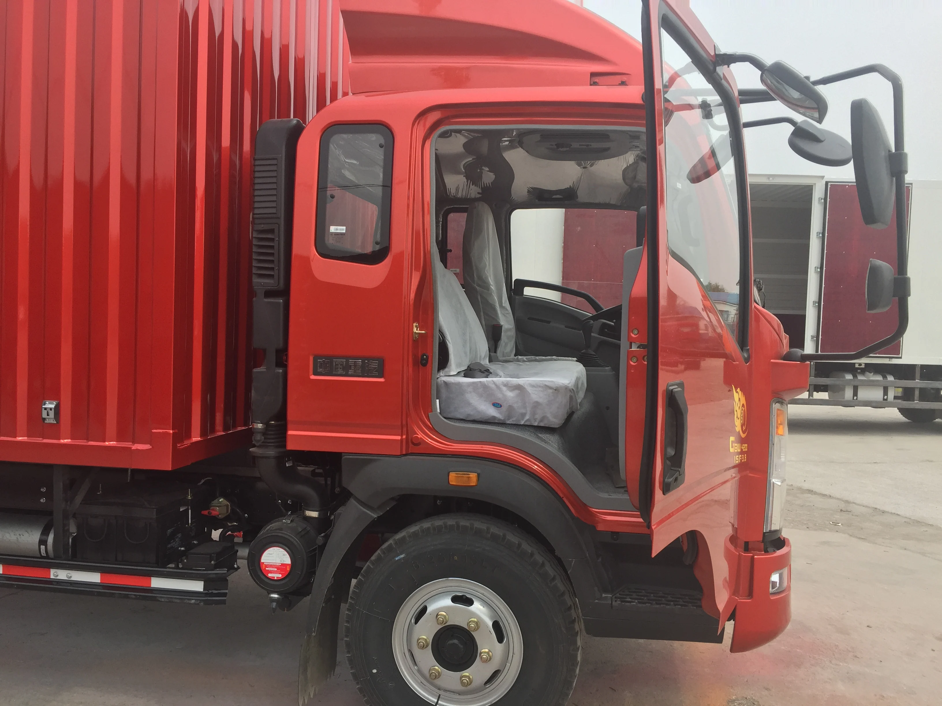 Factory Delivery Directly HOWO Small 4x2 6 Wheeled Closed Van Light Wing Container Truck Mini Box Truck for Sale