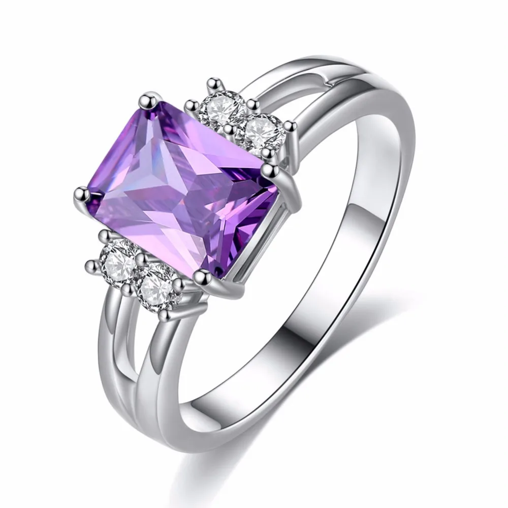 Кольцо помолвочное с бриллиантом фиолетовое