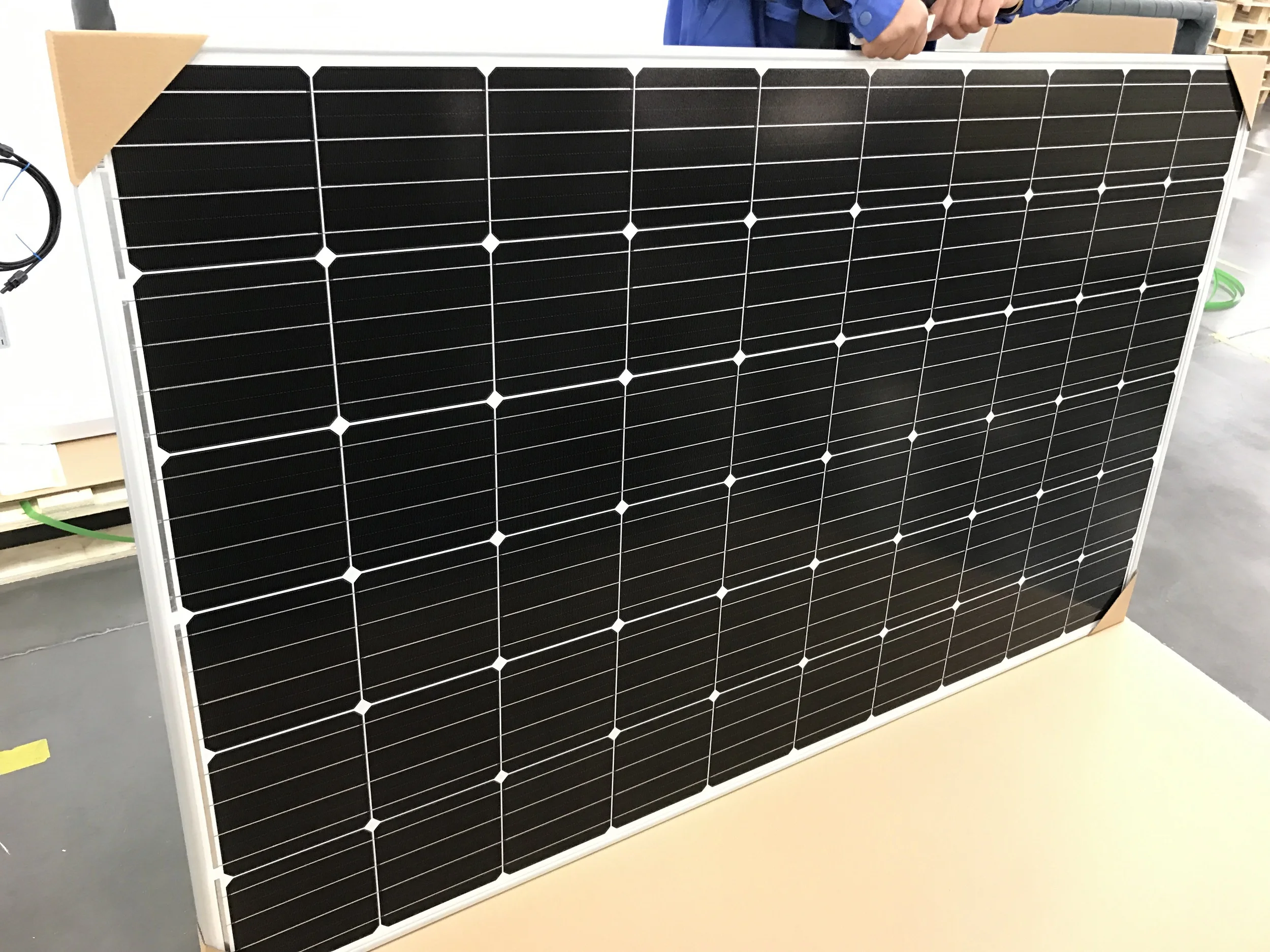 High efficiency 375 Watt solar panel for roof solar system from China supplier