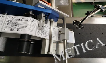 Automatic Label Applicator Machine for Pouches Flat Transparent Film Sticker Paging Labeling Machine with Feeder