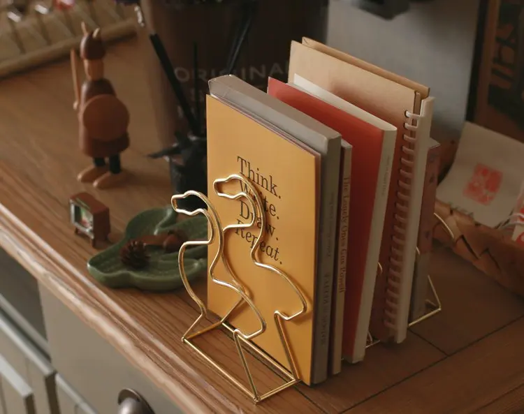 Металлический органайзер для книг в форме