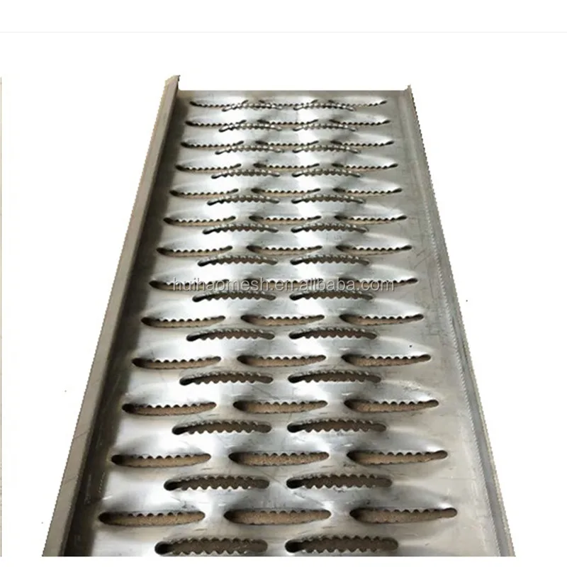 China Non-slip Perforated Metal Sheets Safety Stair Tread factory and  suppliers