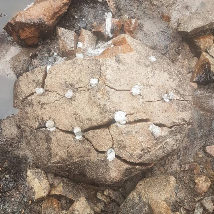 Отделение камня от массива невзрывчатым разрушающим средством. Каменные шары моераки в новой зеландии. Морозное выветривание. Разрушенные камни. Сломанный камень.