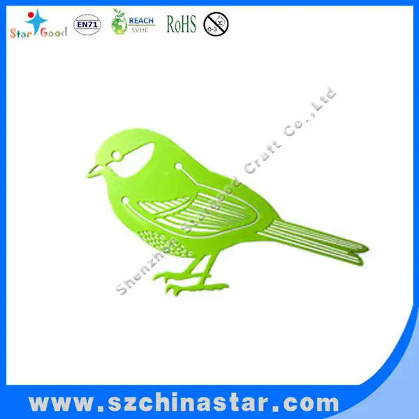 Зеленые металлические закладки в качестве рекламных