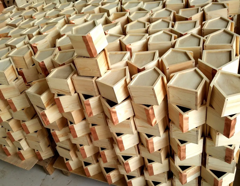 Хорошо сделанный красивый деревянный подвешиваемый домик для птиц