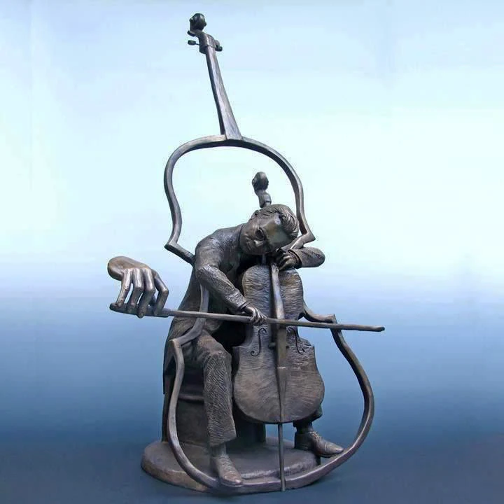 等身大のブロンズミュージシャンの置物チェロ彫刻を演奏する金属の男