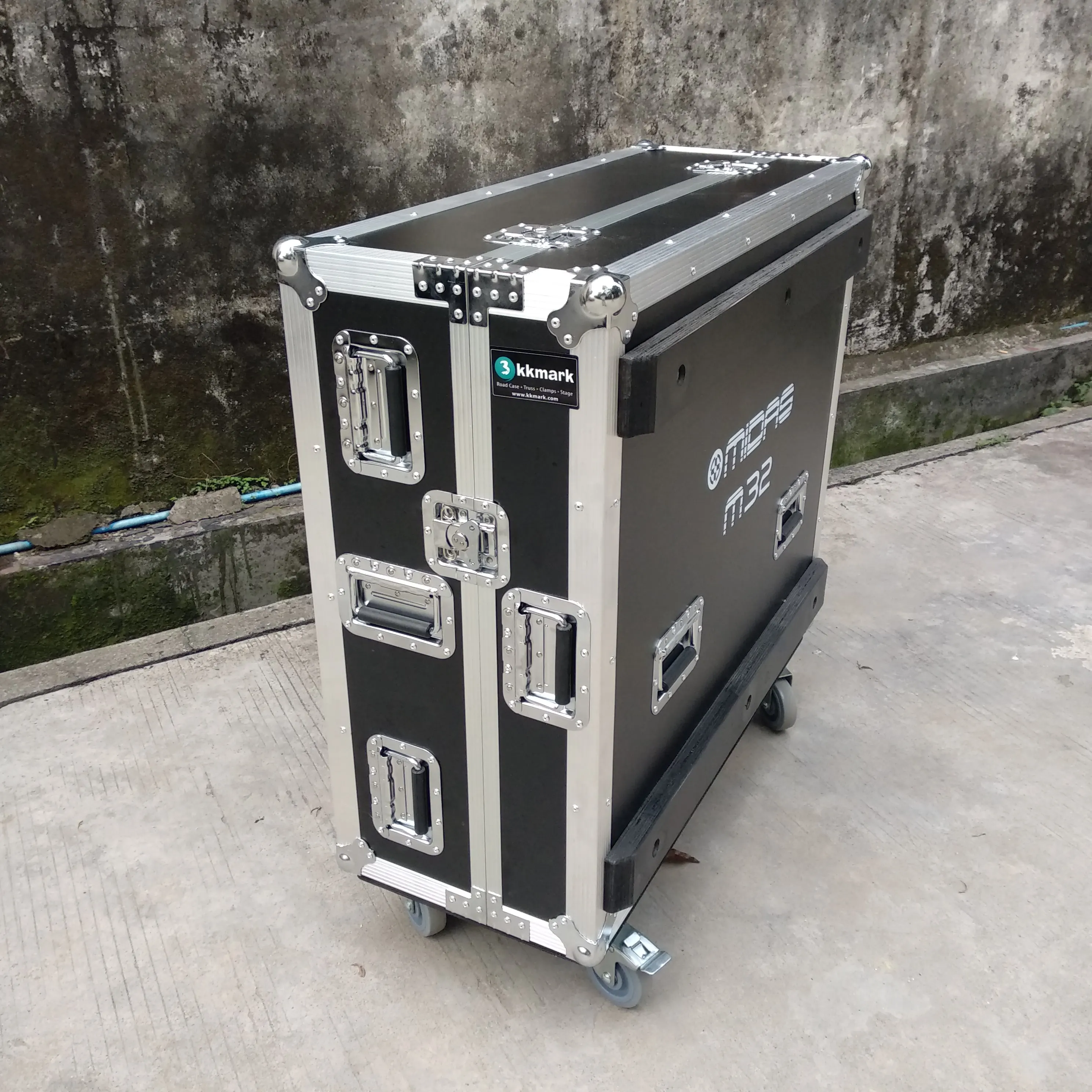 Flight Case for Midas M32 Live Mixer Console with Doghouse and Wheels