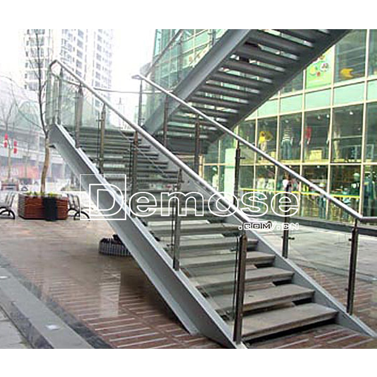 Качественная металлическая уличная лестница со стальными ступеньками