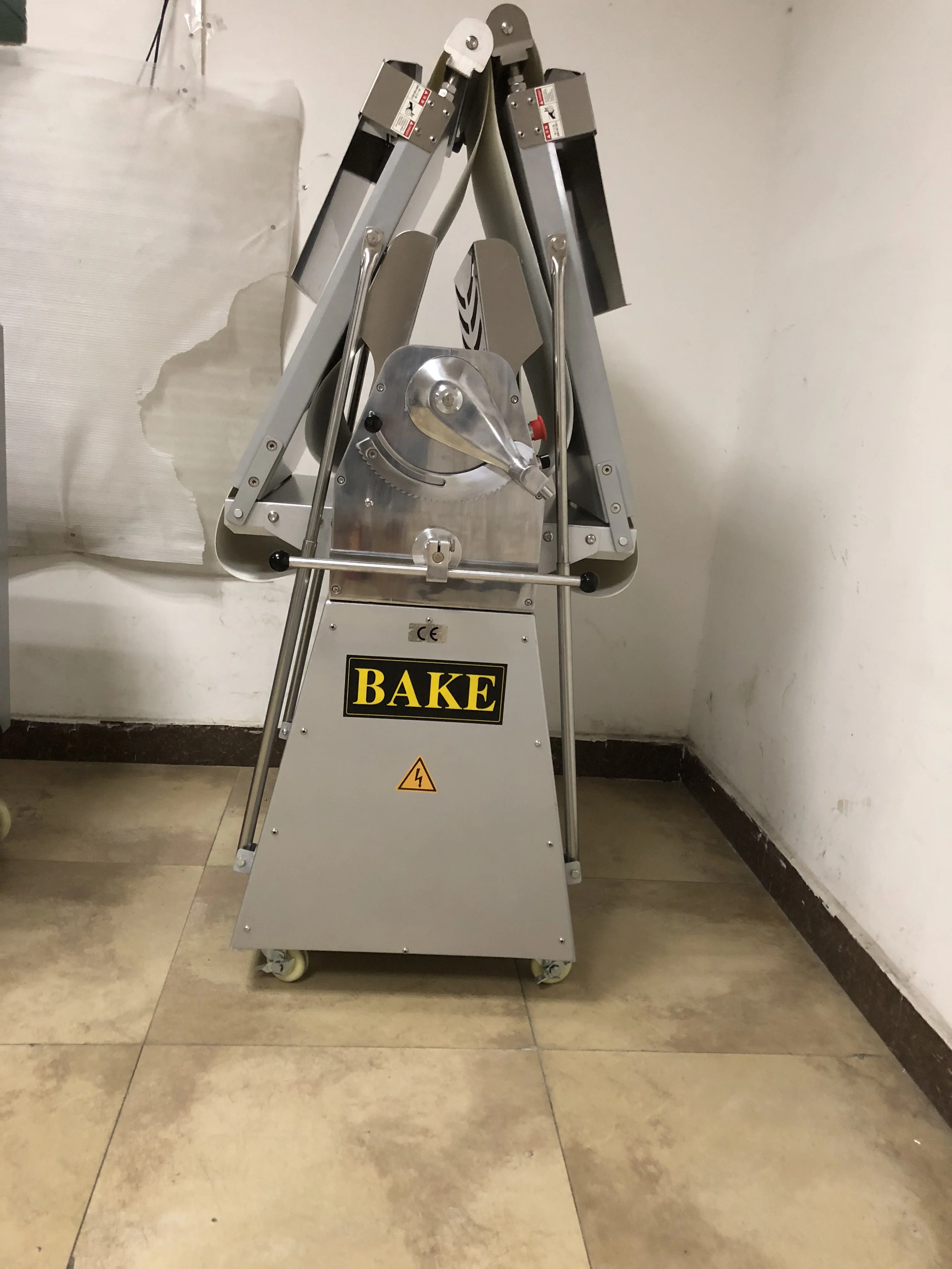 Коммерческих обратимым тесто вальцовочного 380/520/650mm rolling ширина для круассан making