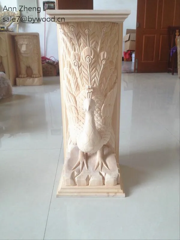 Человек резьба по дереву поясок декоративных деревянных стен и пола с рисунком павлина