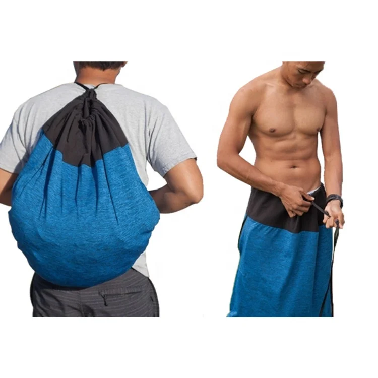 Mochila estanca para llevar el traje de surf neopreno de Quiksilver.