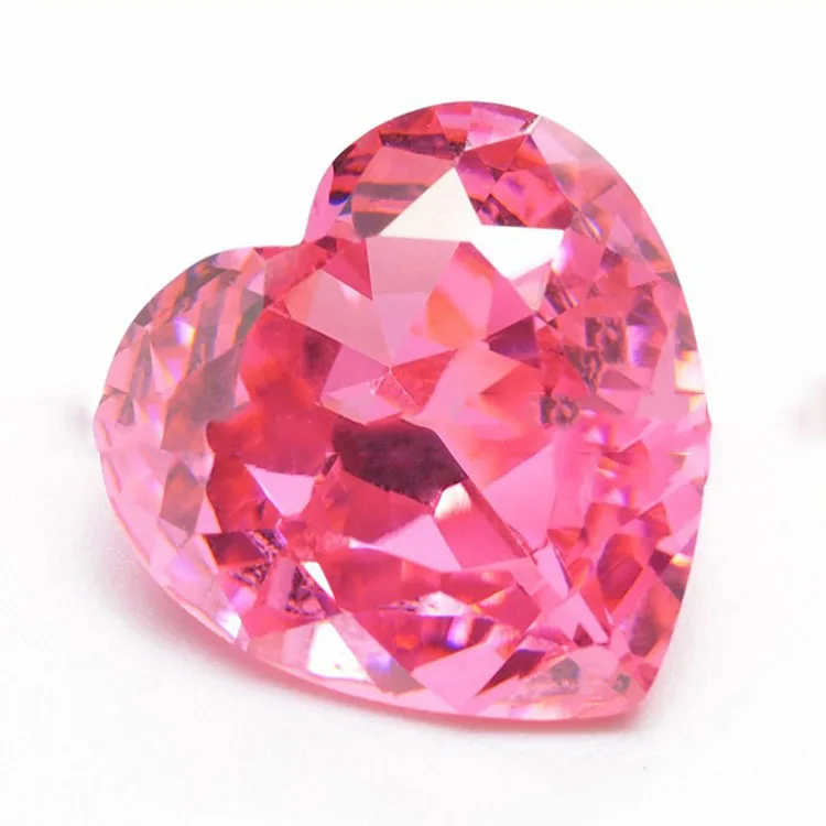 Розовые самоцветы. Розовый сапфир 10 карат. Розовый камень. Позовыйдоагоценный камень. Розовый камень в ювелирных.