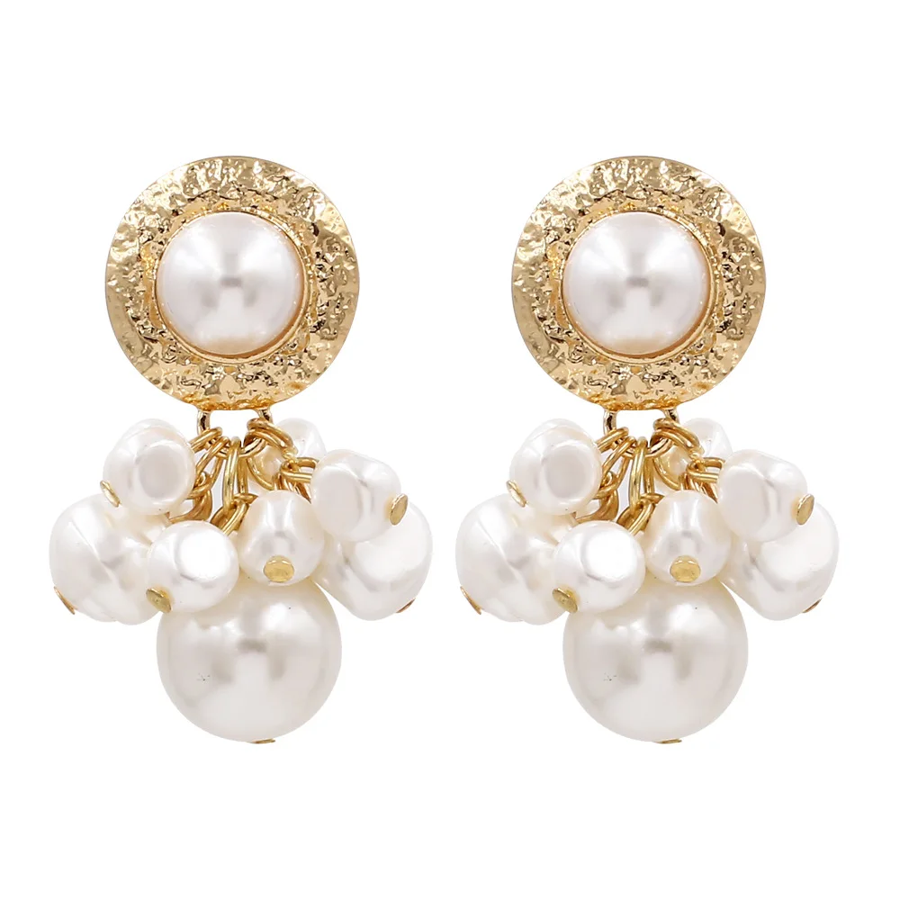 Latest Vintage Style Women's Pearl Chandelier Earrings Elegant Hottest Short Model Celebrities for Engagement Made Zinc Alloy