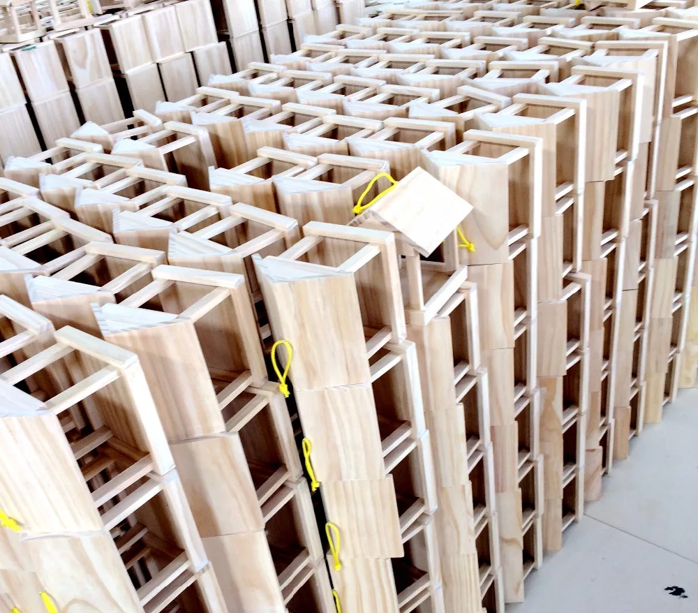 Хорошо сделанный красивый деревянный подвешиваемый домик для птиц