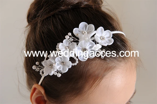 Свадебная повязка на голову из органзы с цветами и жемчугом