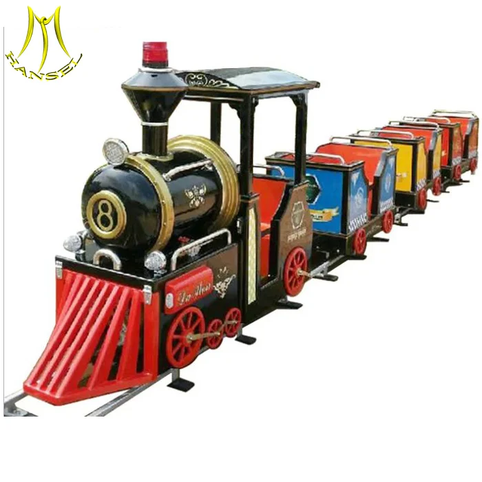 Os Pais Trazem a Criança Sentar-se Em Um Grande Trem Do Brinquedo Foto de  Stock Editorial - Imagem de porcelana, moderno: 62188673