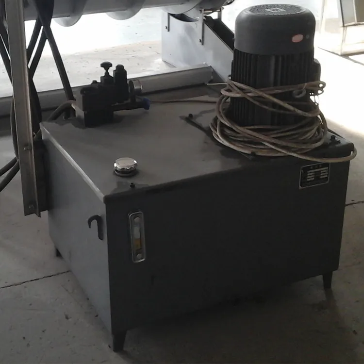Hydraulic kosher fully rotating ritual slaughter box for live cattle