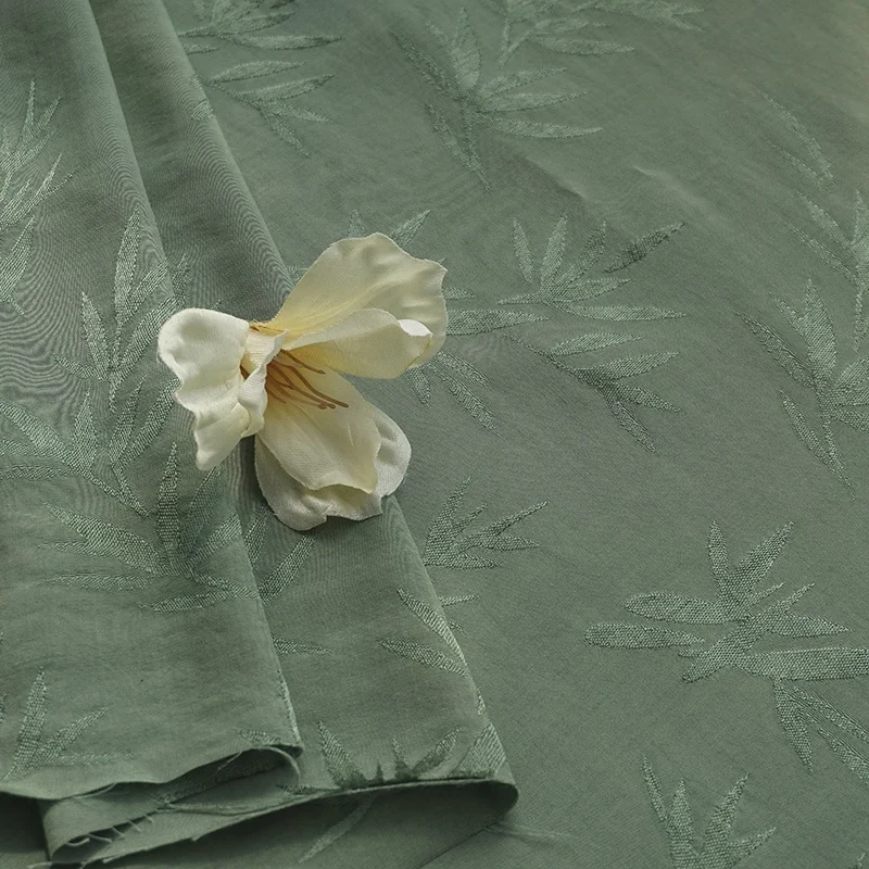 
Новые продукты, однотонная окрашенная Кленовая листовая зеленая жаккардовая вискозная ткань для изготовления платья 