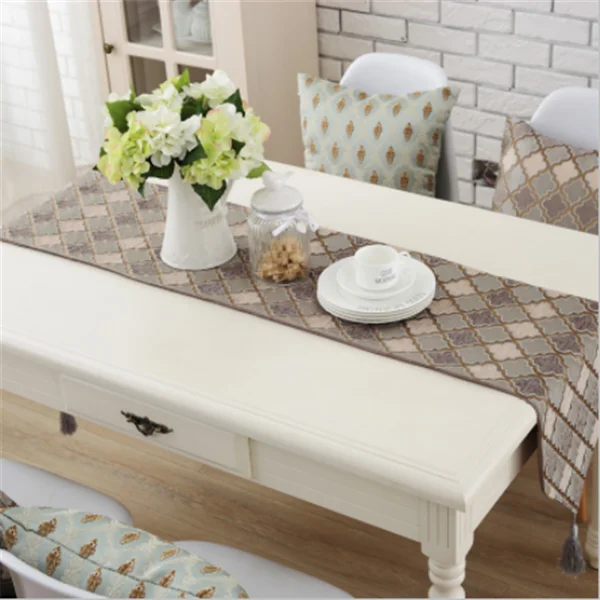 Жаккардовая скатерть с декоративной кисточкой для украшения стола