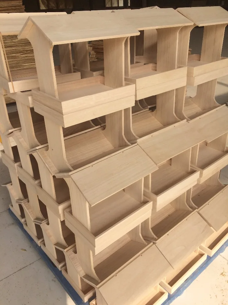 Хорошо сделанный красивый деревянный подвешиваемый домик для птиц