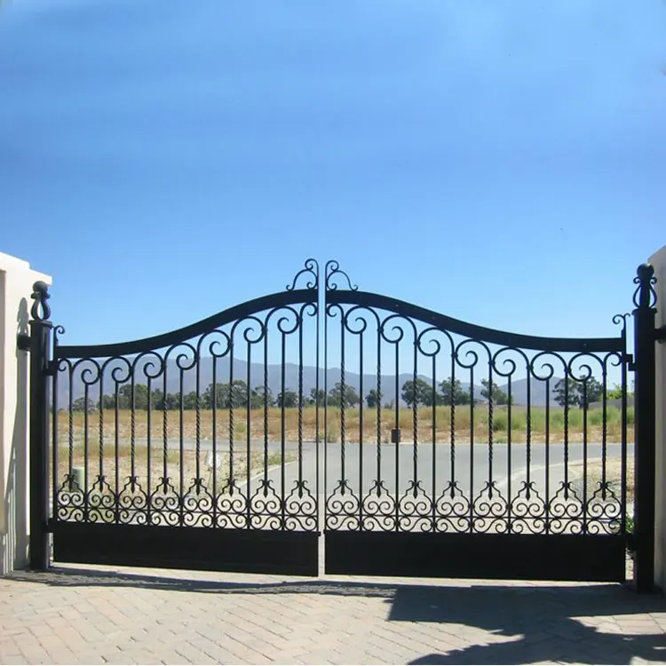 Cancello in Ferro Battuto di Alta Qualità, Design Moderno e Semplice per Vialetto d'Ingresso Cancello in Ferro Battuto di Alta Qualità, Design Moderno e Semplice per Vialetto d'Ingresso