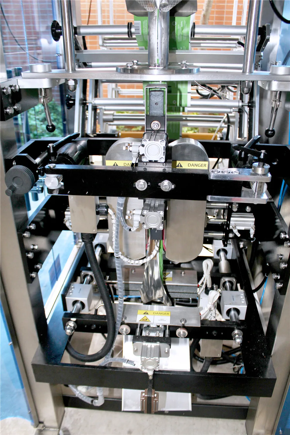 Автоматическая вертикальная упаковочная машина с многоголовочным весом