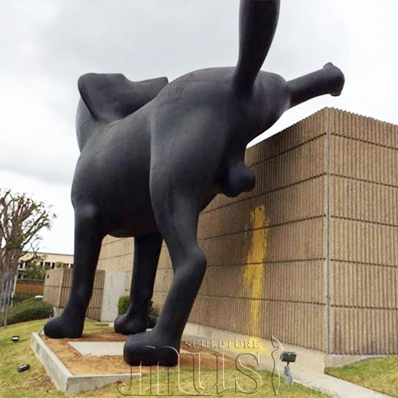 建物の像をのぞき見する有名なデザインの大きなブロンズ彫刻犬