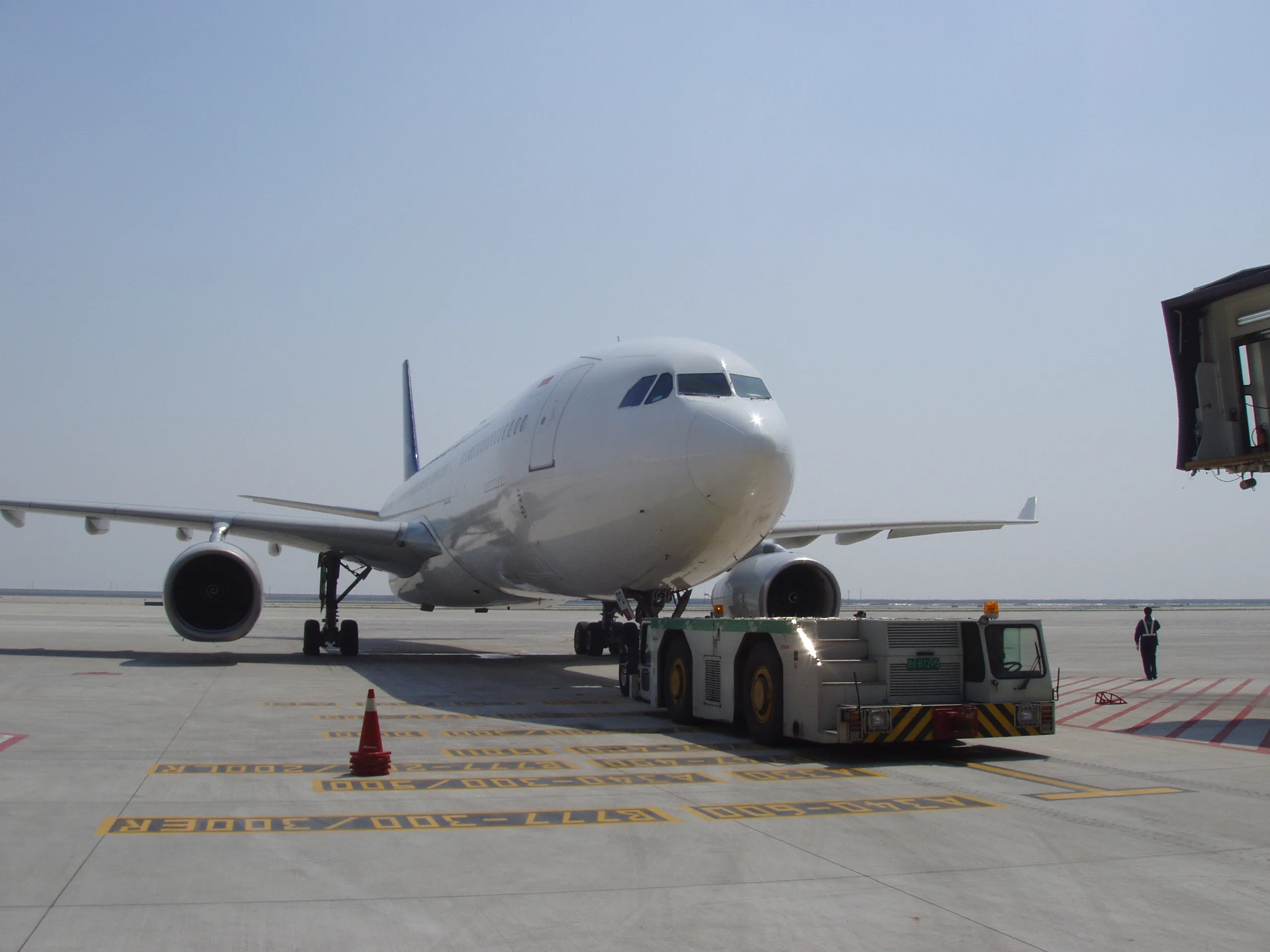 2nd Hand and Electric Available/ AIRPORT Pushback Plane Tow Truck/ Towing Service Truck
