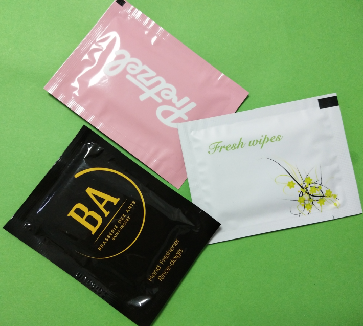 Индивидуальная упаковка свежих неароматизированных влажных салфеток для рук и лица