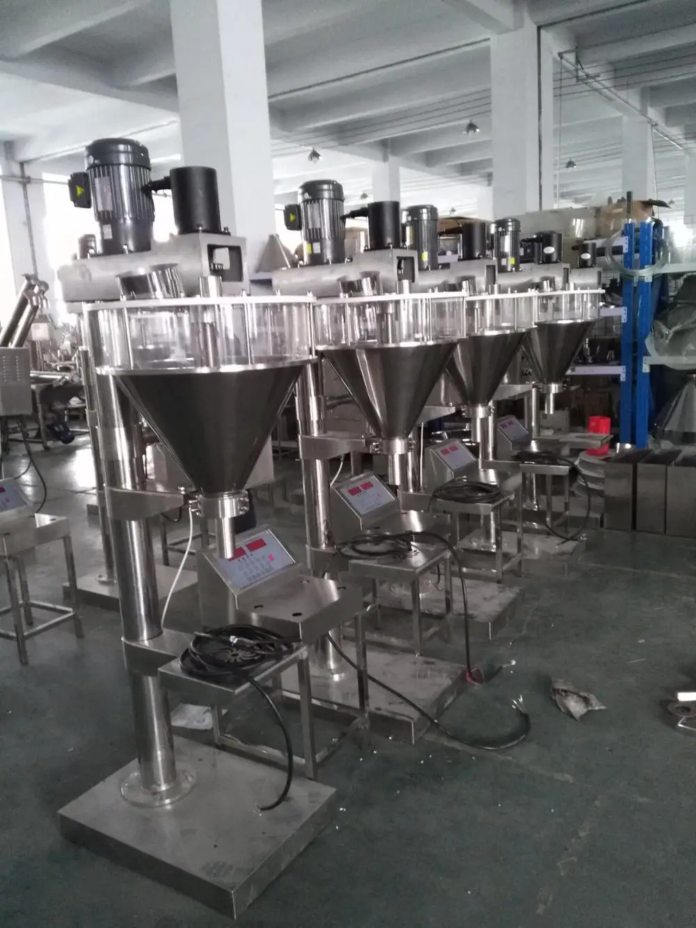 Macchina automatica per il confezionamento di polveri, macchina