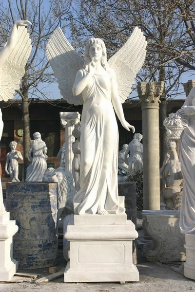 Angel Statues till salu i: Madison, Wisconsin