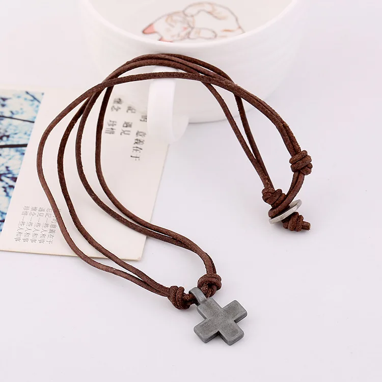 ★illio★ FAUX LEATHER CROSS NECKLACE TOP 【送料0/関税0】 일리오(ILLIO) White faux leather cross necklace top - 사이즈