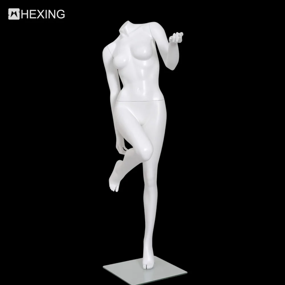 白い色のエレガントなモデルがセクシーな女性マネキンのポーズをしてい