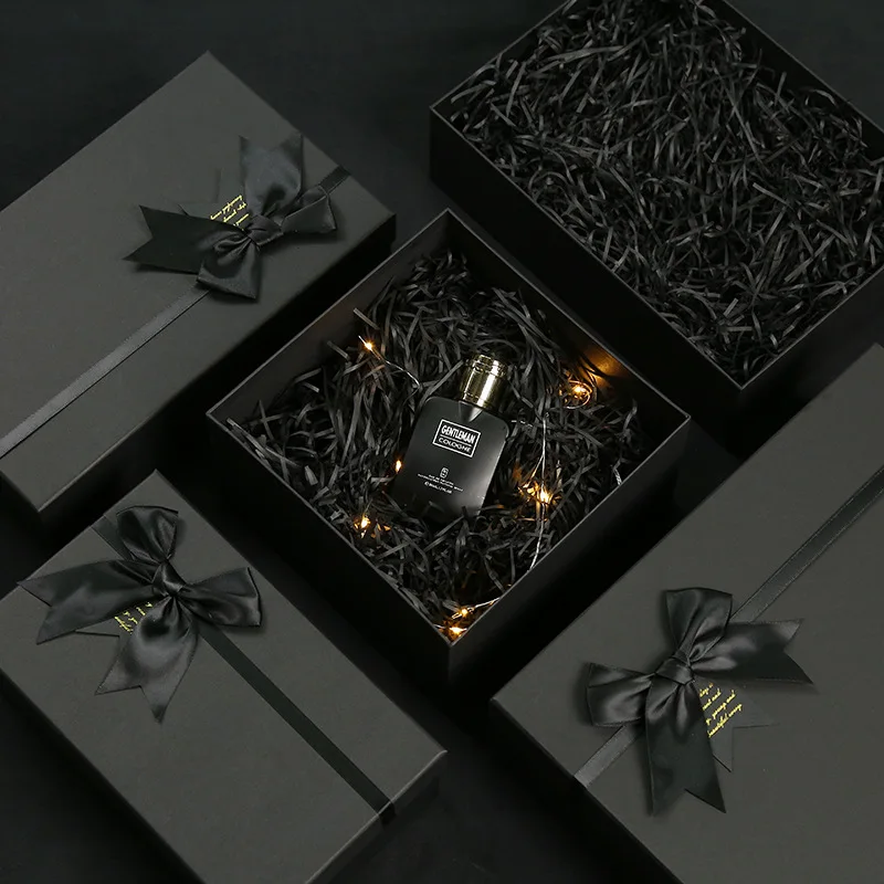 Подарок черного цвета. Черные подарочные коробки. Подарочная коробкпа чёрная. Черная упаковка подарка. Черные коробки для упаковки.