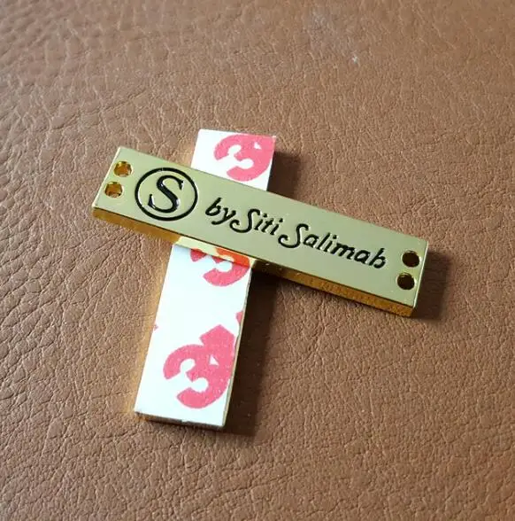 
 Пользовательский брендовый сплав с гравировкой одежды, швейная металлическая этикетка, металлический логотип с тиснением  