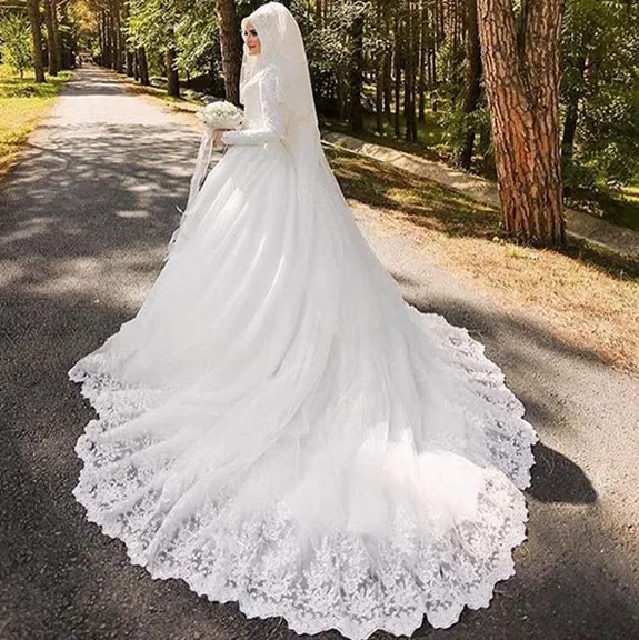 Custom White Lace Sleeveless Bridal Gown With Court Train & Oem| Min order 1 ct