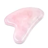 Un gua sha in quarzo rosa