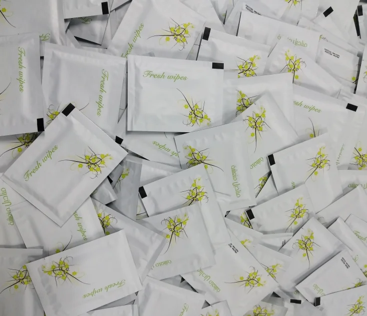 Индивидуальная упаковка свежих неароматизированных влажных салфеток для рук и лица