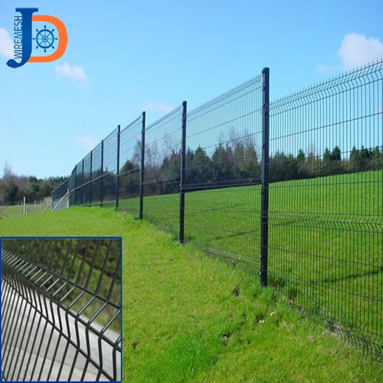 Металлическая ограда с цоколем из сетчатых панелей - фото