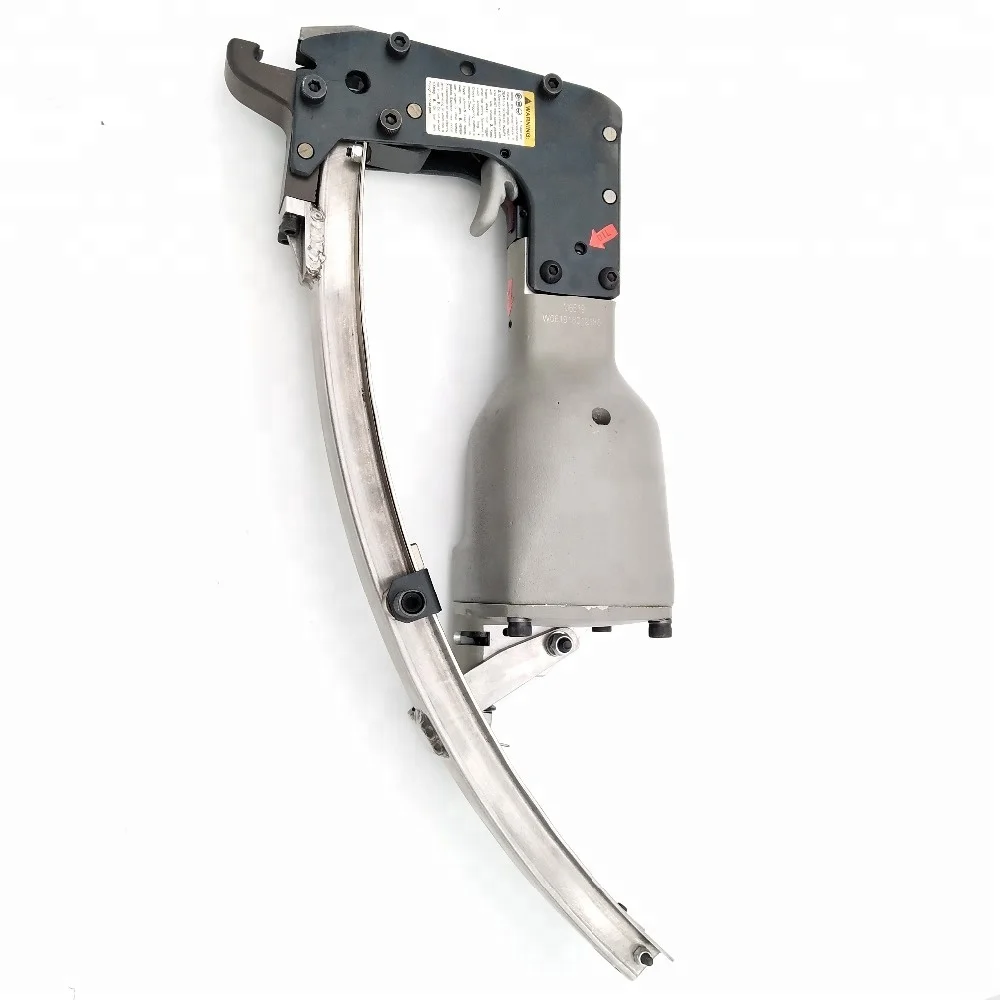 Chiusura Verticale Di Porcellana Rossa 3 Lychee Su Tronchi Di Alberi Con Fondo Bianco Del Litro Sui Rami Albero Image258993802 - Foto 2