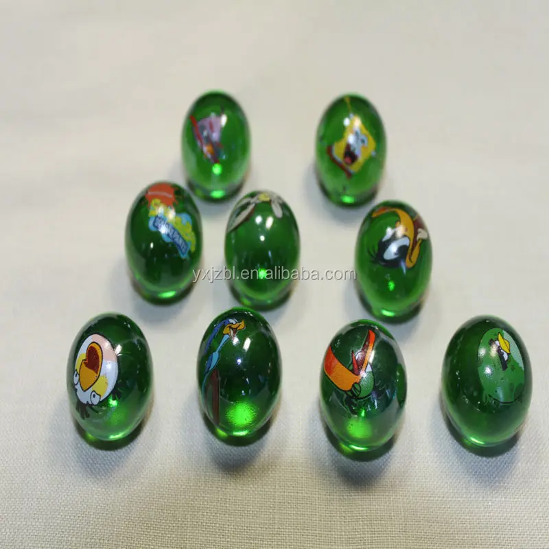 Играйте в четкие стеклянные мраморы с мультяшным