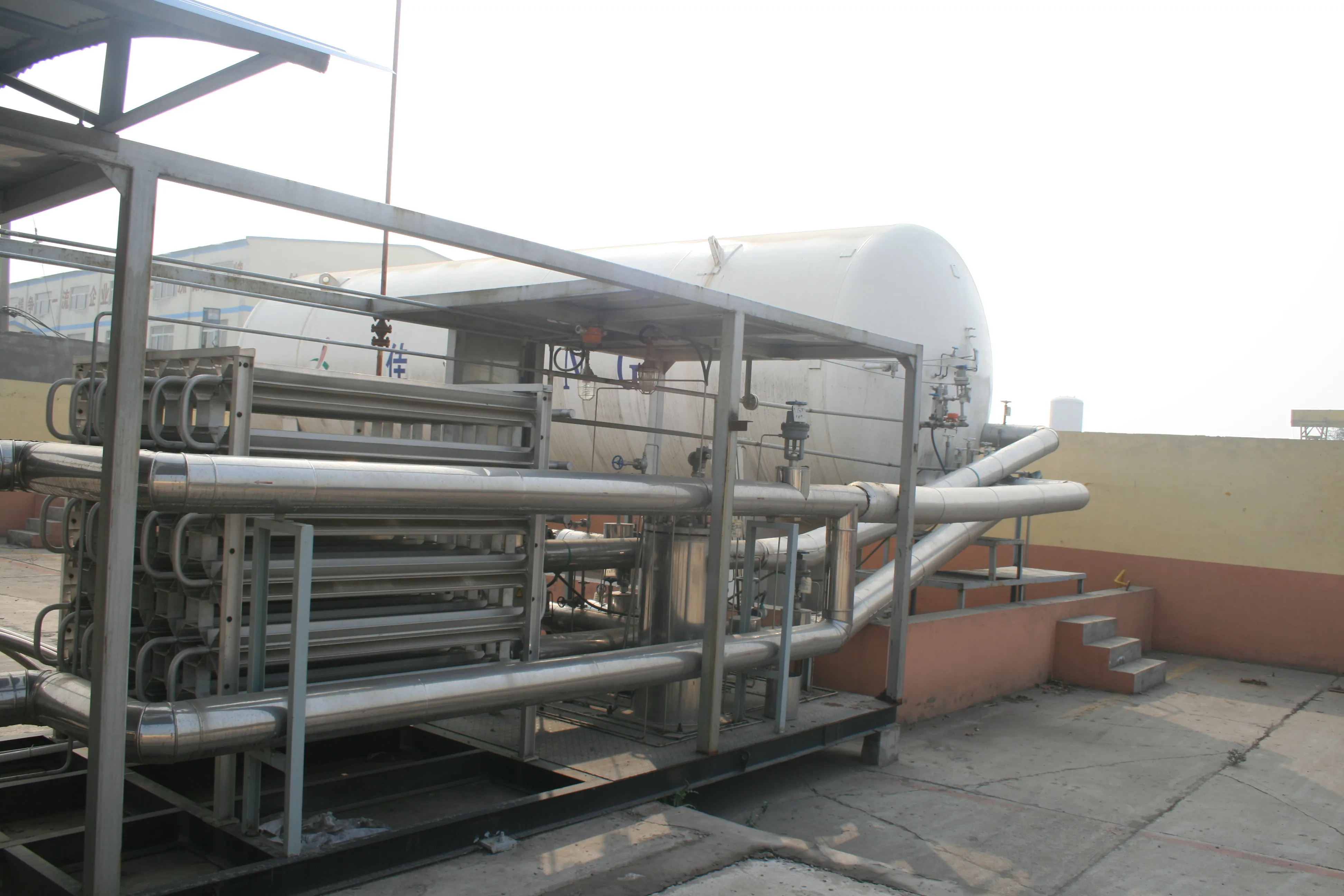 Мобильная противоскользящая заправочная станция СПГ