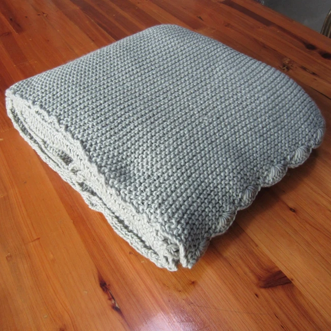 Rand van een gebreide deken met lint