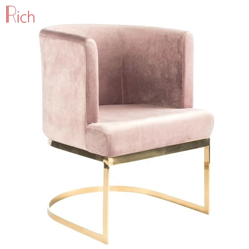 Розовое бархатное кресло