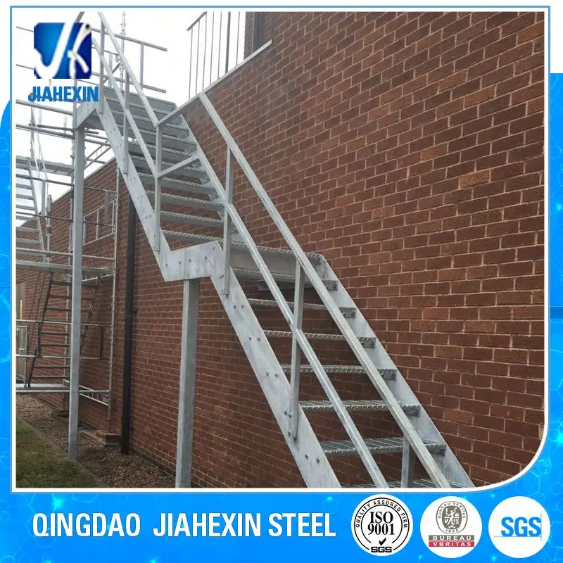 Наружная лестница с решетчатыми лестницами